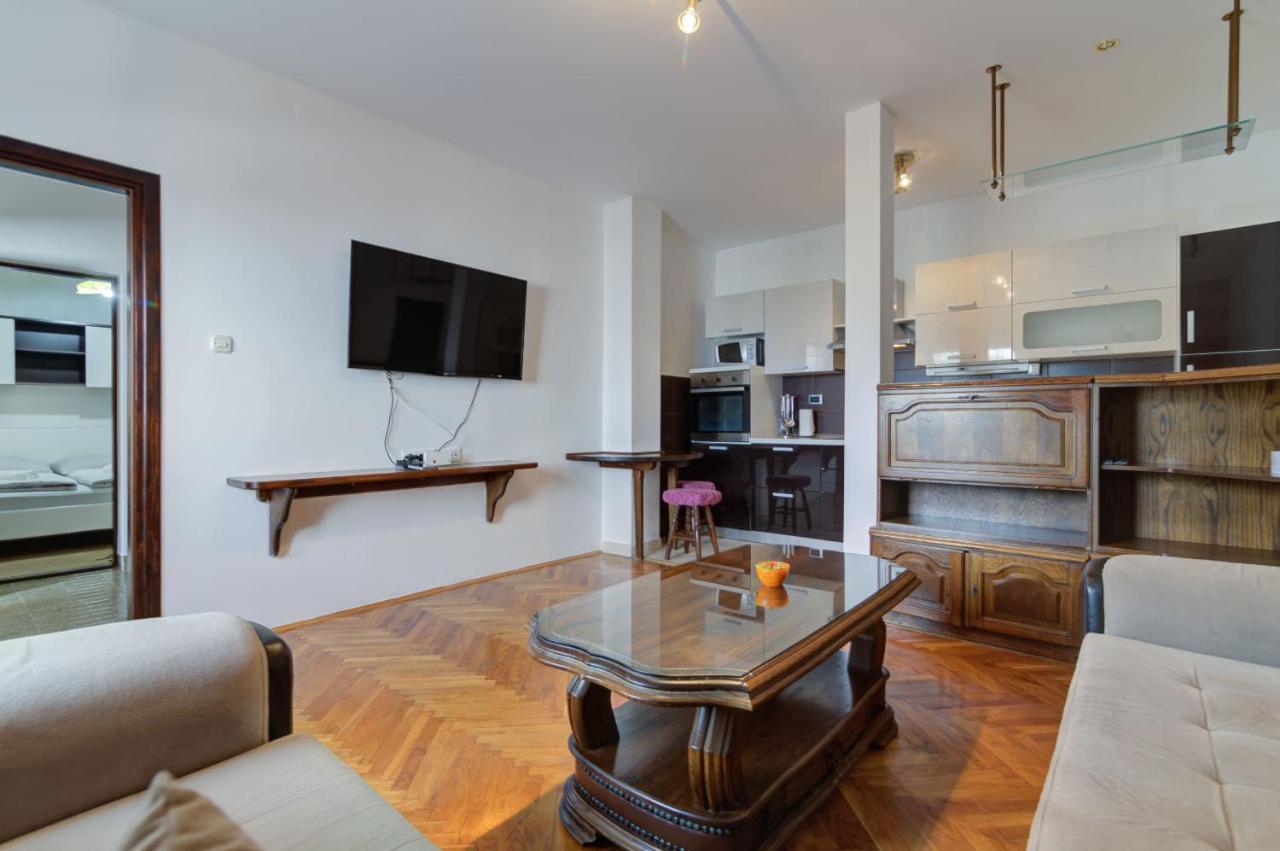 Zora Apartment